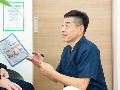 院長が保険施術について丁寧に説明する様子